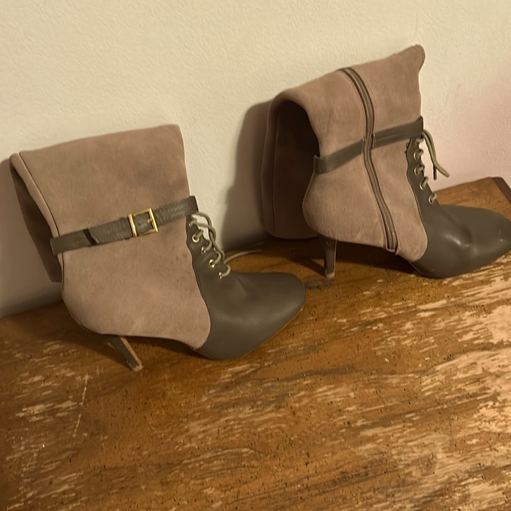 High heal boots that are size it says 9B brand feather upper. Light brown,dark